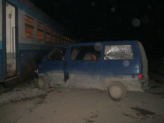 Поїзд “Львів-Рава-Руська” зіткнувся з мікроавтобусом. Фото