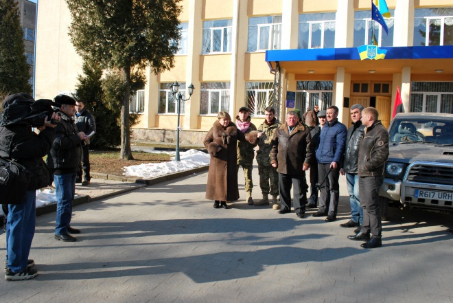 Предприниматели Дрогобыччины передали автомобиль бойцам “Правого сектора” (фото)