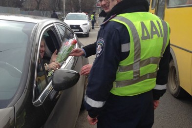 Во Львове вместо штрафов от ГАИ женщины-водители получили букеты
