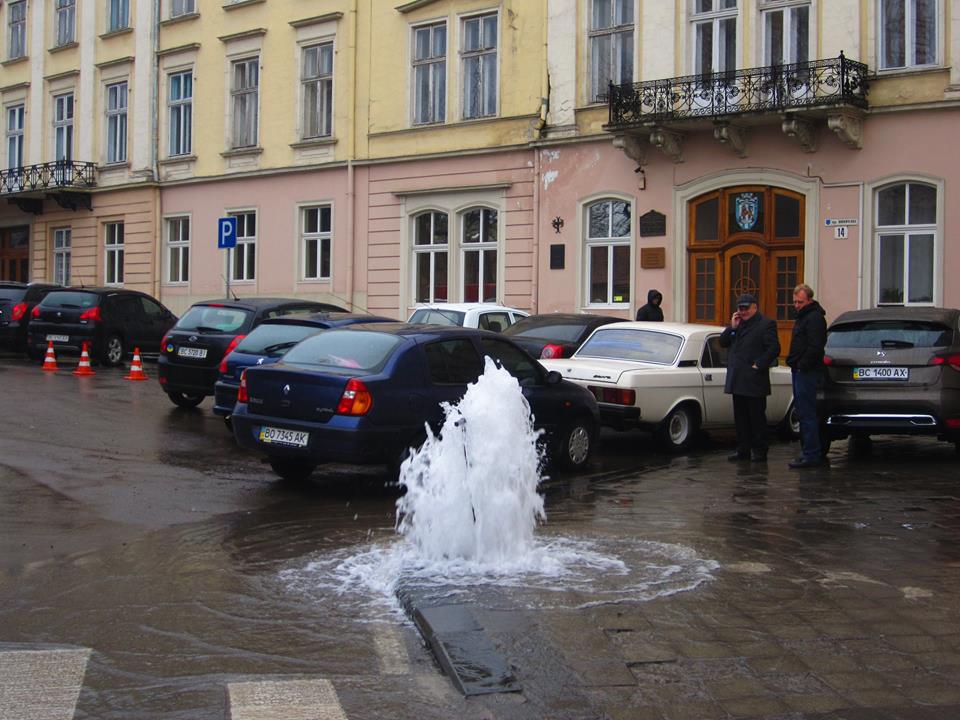 Біля Львівської облради  утворився «фонтан» внаслідок прориву труби