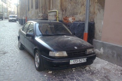 У центрі Львова штукатурка обвалилась на припарковане авто (ФОТО)