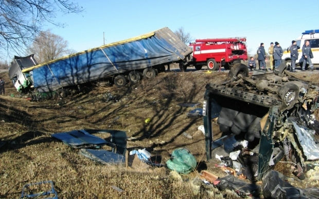 На Полтавщине грузовик влетела в маршрутку, погибли семь человек (фото)