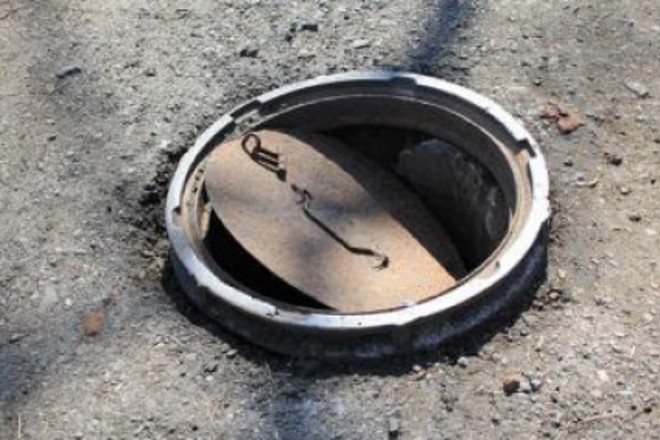 На Сыхове-за аварии канализационного коллектора затопило часть дороги