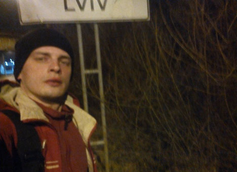 Ивано-франковец пешком пришел во Львов: «Бензин, курча, подорожал»