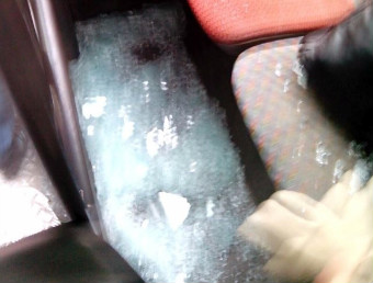 Во Львове во время движения автобуса повылетали стекла: пострадала пассажирка (ФОТО)