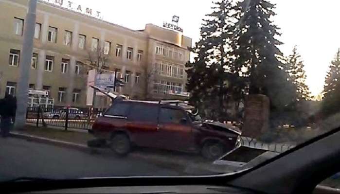 У Донецьку джип бойовиків врізався у «Жигулі», є загиблі (ФОТО)
