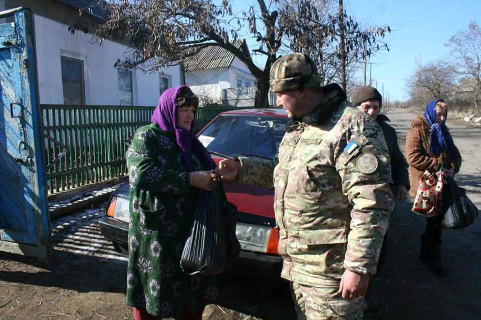 Украинские военные оказывают помощь мирным жителям Старогнативки (ФОТО)
