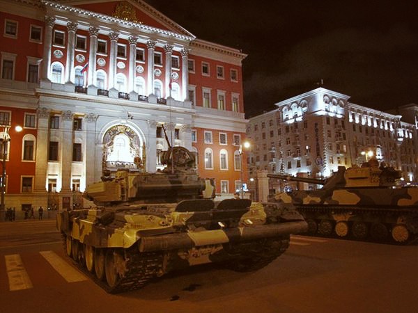 Возле Кремля зашкаливает количество военной техники (ФОТО)
