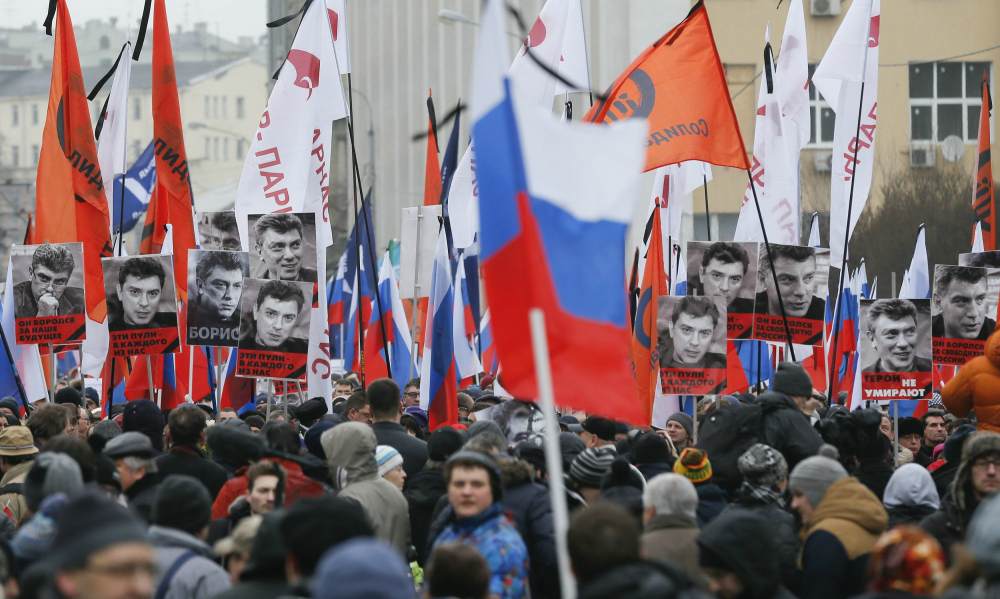 В Москве десятки тысяч людей пришли на марш памяти Немцова