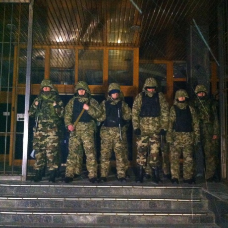 Вхід до “Укрнафти” заблоковано автоматниками з батальйону “Дніпро-1” (фото)