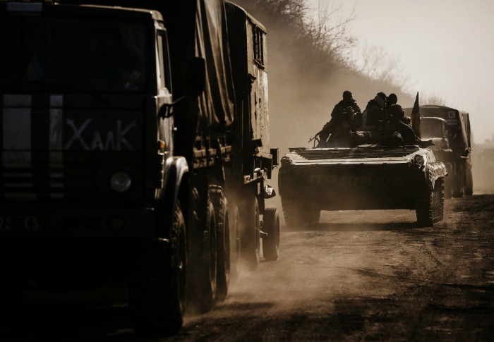 Большая колонна техники и автобусов с солдатами ВСУ движется в Мариупольском направлении (Видео)