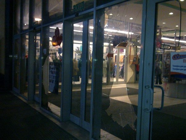 У Львові невідомі розбили вікна відразу в чотирьох супермаркетах (ФОТО)