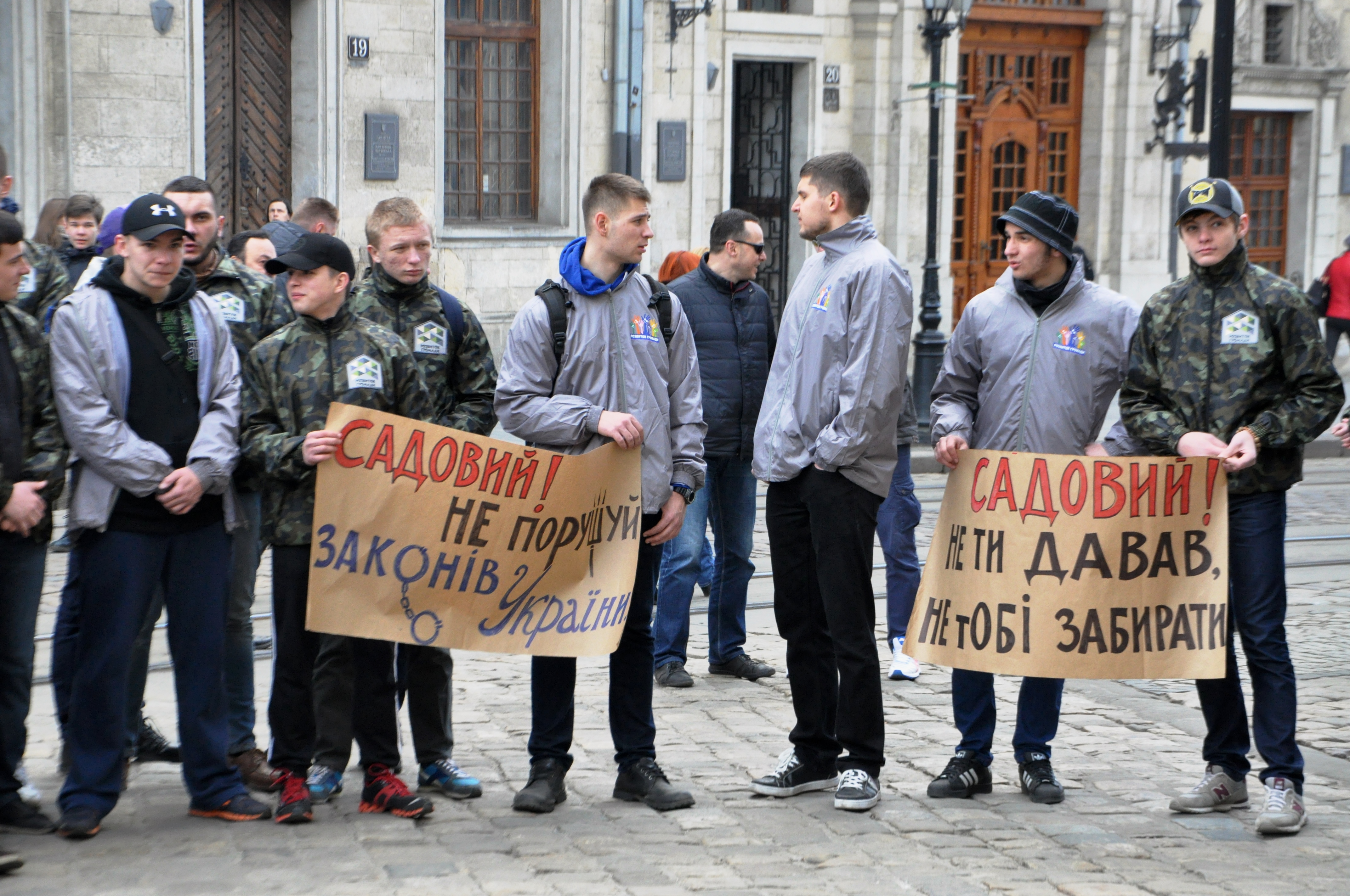 Во Львове активисты ворвались в кабинет Садового и требовали отменить ограничения проезда в маршрутках льготникам (фото)