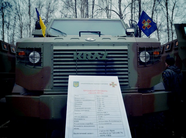 Турчинов оглянув нову військову техніку, яку представив національний виробник (ФОТО)