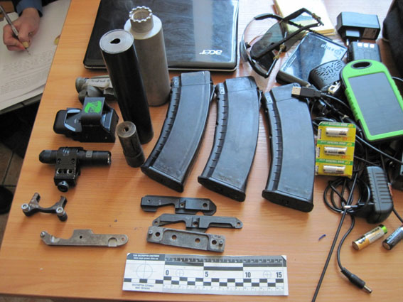 В камере хранения львовского железнодорожного вокзала нашли рюкзак с оружием (фото)