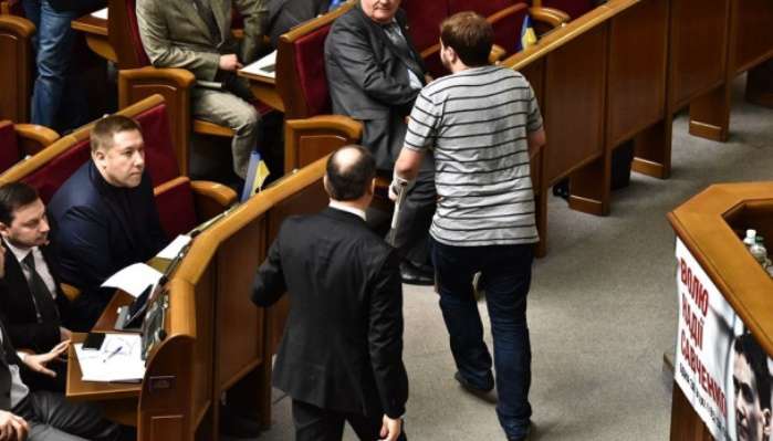 Нардеп-радыкал на костылях устроил драку в парламенте (ВИДЕО)