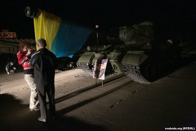 “Окупанти – геть”: білоруси з танками зустрічають путінських “вовків” (фото)