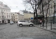 Львів’яни спустили колеса іномарці, що перекрила цілу смугу на проспекті Свободи (ФОТО)