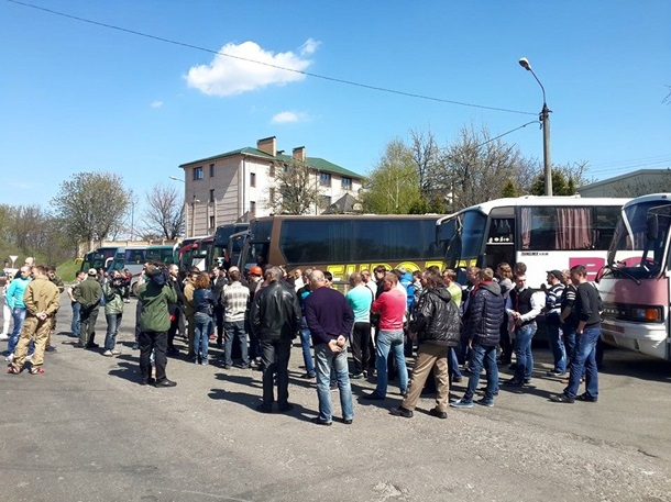 Автомайдан окружил автобусы с шахтерами (ФОТО)