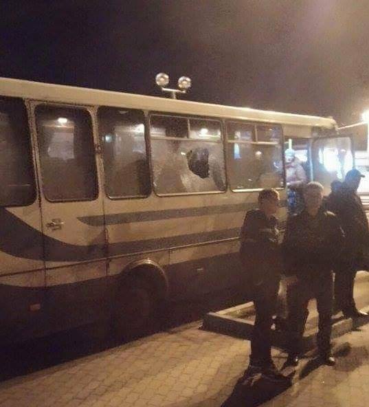 Во Львове неизвестный камнем разбил окно маршрутки, ранены пассажира (фото)