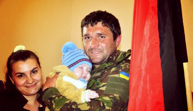 Демобілізований боєць вперше взяв на руки свого 5-місячного сина (ФОТО ДНЯ)