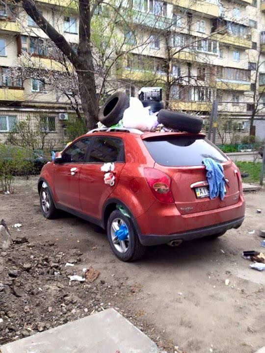 Боротьба із бидлопаркінгом: У Києві закидали сміттям припарковане на газоні авто (фото)