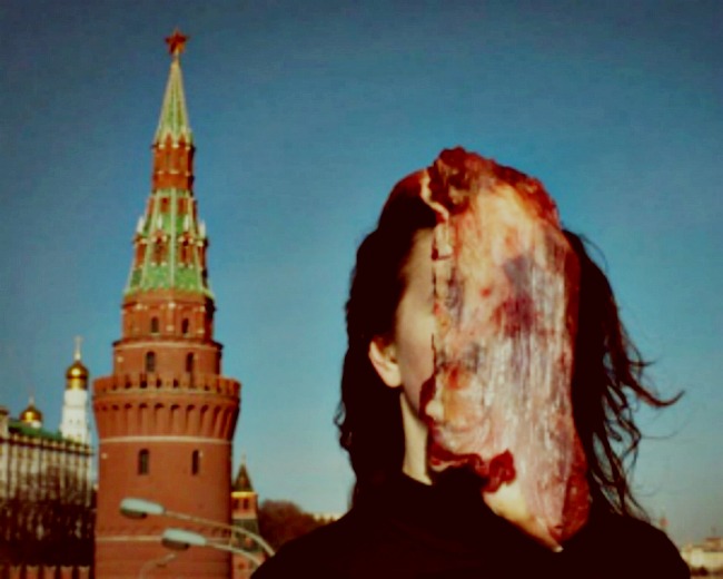 Українська художниця в Москві протестувала проти війни з м’ясом на голові (ВІДЕО)