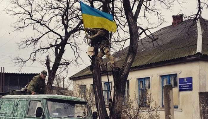 Бойцы АТО подняли флаг Украины над еще одним селом Луганщины (ФОТО)