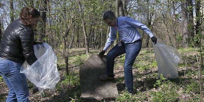 Як посол США у Києві парк прибирав (ФОТО+ ВІДЕО)