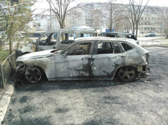 В ночь на 13 апреля в Сумах сожгли 4 автомобиля (Фото)