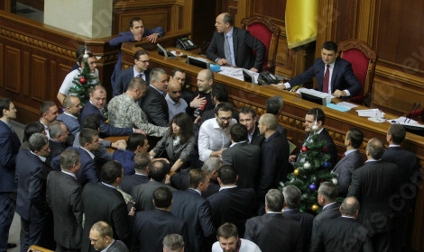 Группа нардепов заблокировала трибуну парламента