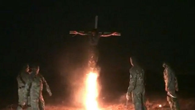 Новий “хіт” пропаганди РФ: розіп’яли бойовика на хресті і заживо спалили (ВІДЕО 18+)