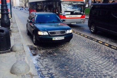 Автохам: У Львові водій припаркувався на смузі для маршруток (фотофакт)