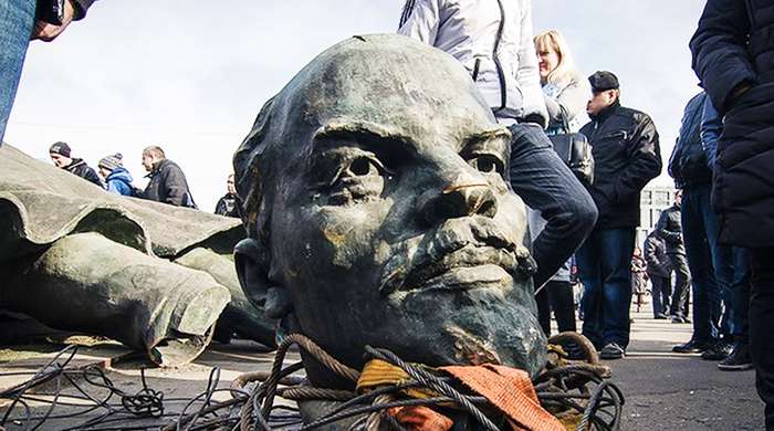 У Харкові вночі знесли три пам’ятники діячам СРСР (ВІДЕО)