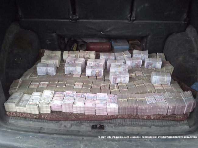 С так называемой “ДНР” пытались незаконно вывезти более 6 млн грн наличными (фото, видео)