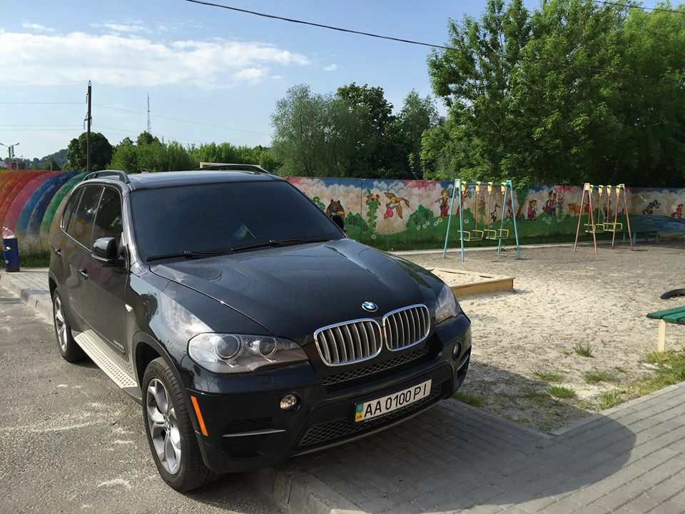 Недитяче паркування: Львівський горе-водій “пришвартувався” на пісочниці (ФОТОФАКТ)