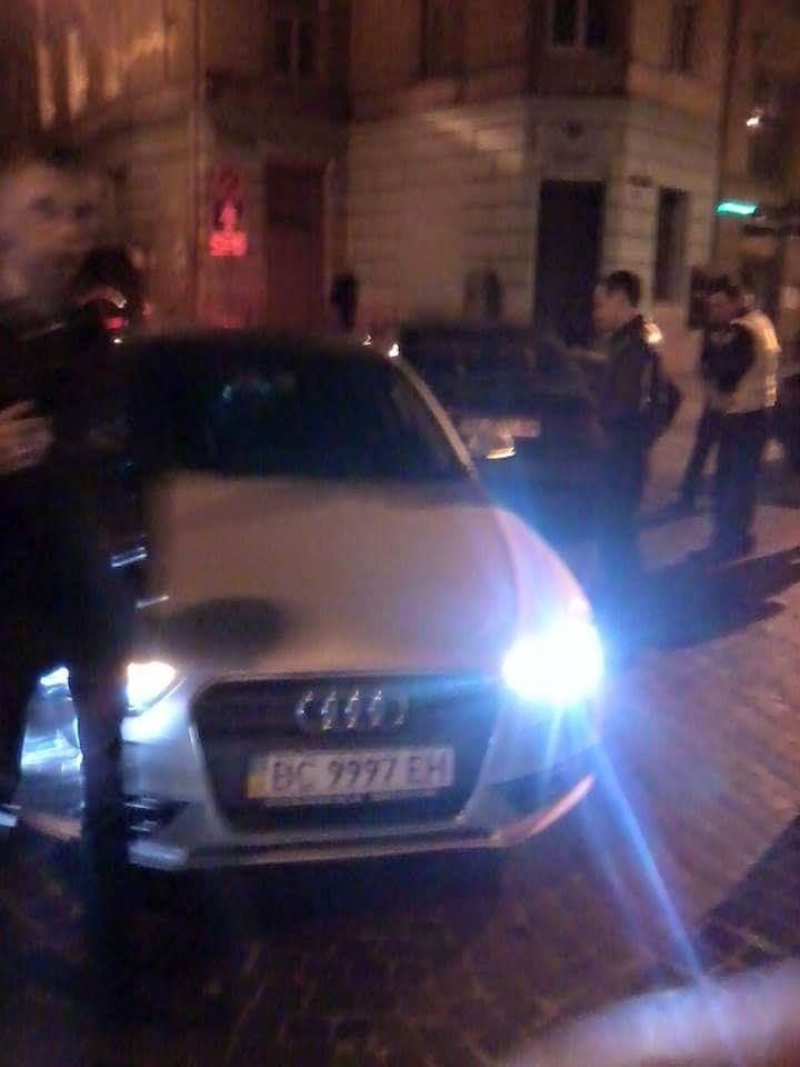 У центрі Львова молодик з повіями на Audi збив пішохода і ледь не побив іншого водія (фото)