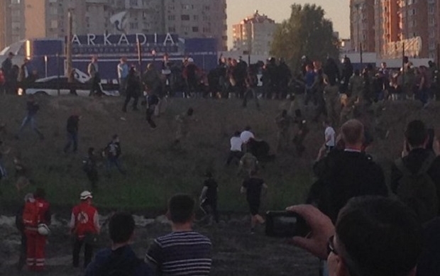 МВС: На Осокорках спалахнула масова бійка на будмайданчику, є постраждалі (ФОТО, ВІДЕО)