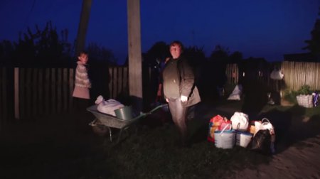Скандал на Львівщині: Як вночі з  полігону тачками і мішками крадуть їжу (ВІДЕО)