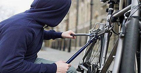 Львів: камера відеоспостереження зафіксувала крадіжку велосипеда (ВІДЕО)