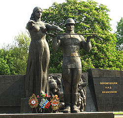 Во Львове коммунисты сносят цветы к Монументу славы, есть георгиевские ленты