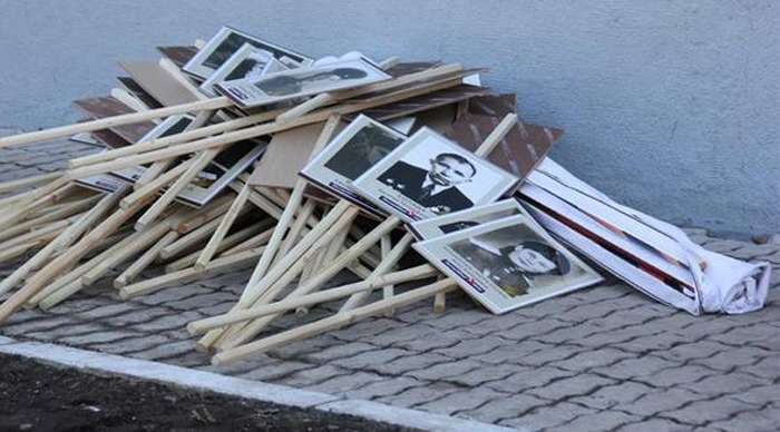 Россияне выбросили портреты ветеранов на улице сразу после шествия «Бессмертный полк» (ФОТО)