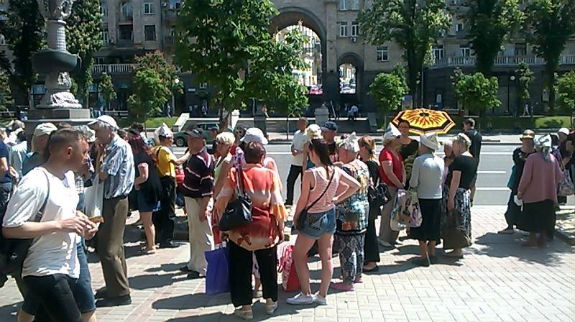 За митинг под Киевсоветом платят 10-15 гривен (ФОТО)