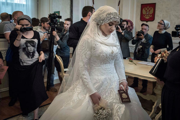 Скандальне весілля в Чечні: кадировський силовик одружився на 17-річній (фото, відео)