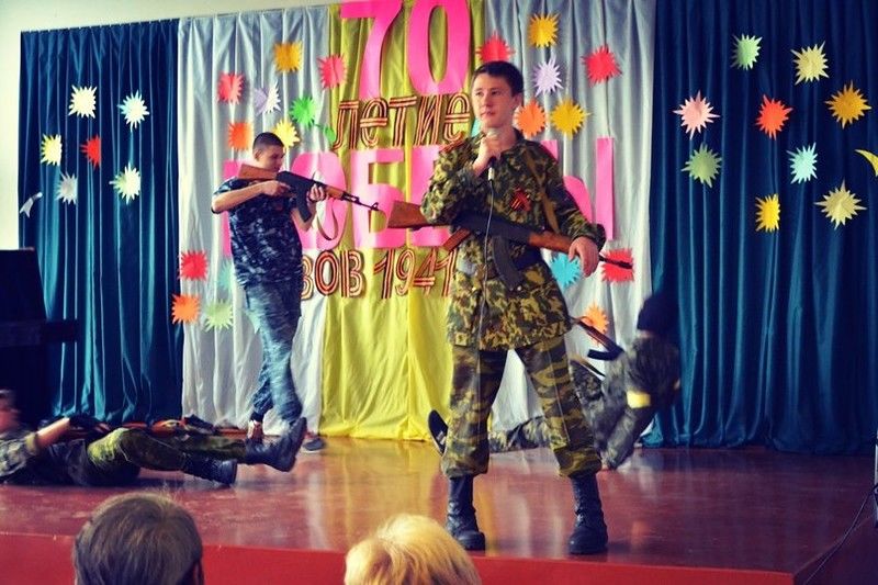 В Донецке школьники-террористы “убивали” детей-украинцев: фотофакт