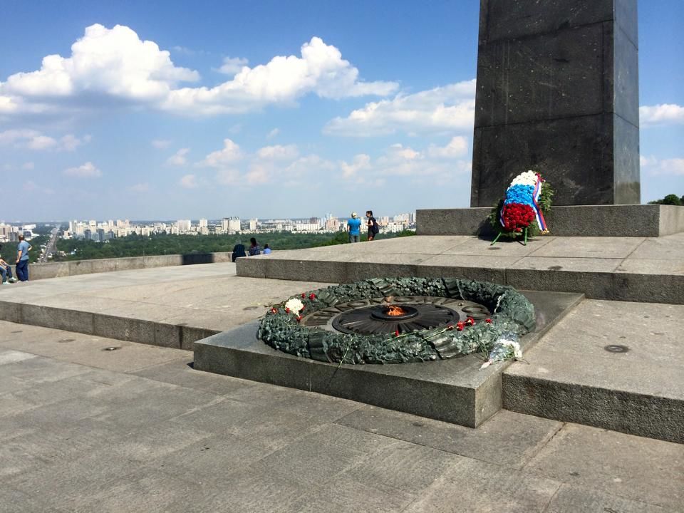 Возле Вечного огня в Киеве появился венок с российским триколором: фотофакт