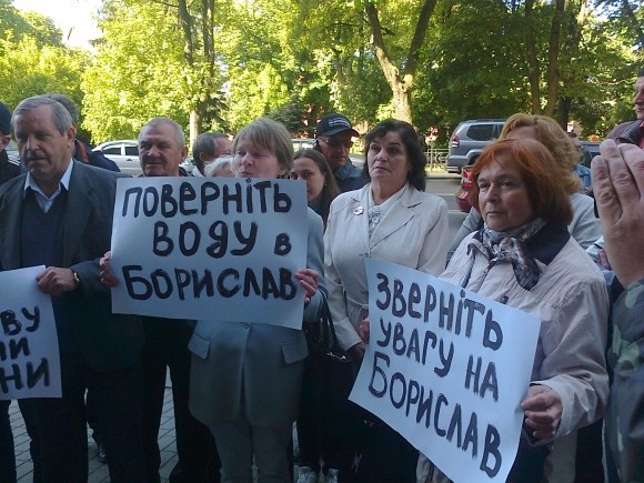 Борислав без воды: люди пикетуют возле Львовской ОГА (Фото)