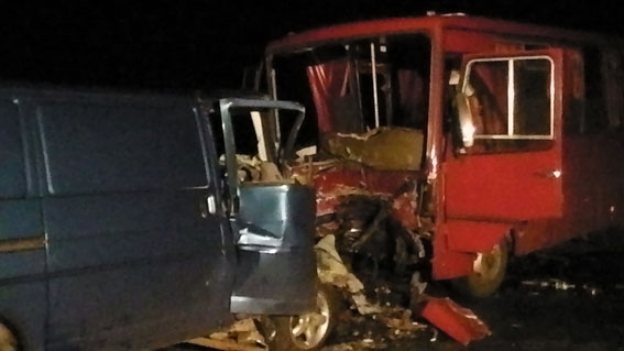 Автобус з демобілізованими військовослужбовцями потрапив у ДТП: 2 людини загинули (ФОТО)