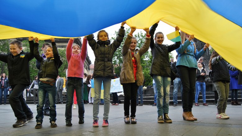 Во Львове полтысячи волонтеров собрались в живую цепь (фото)