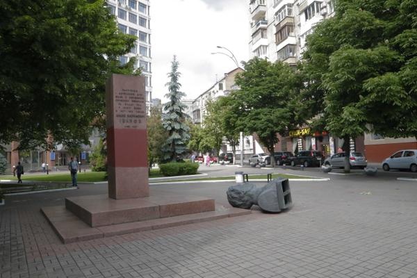 Декоммунизация в Киеве: за ночь снесли три памятника (ФОТО)
